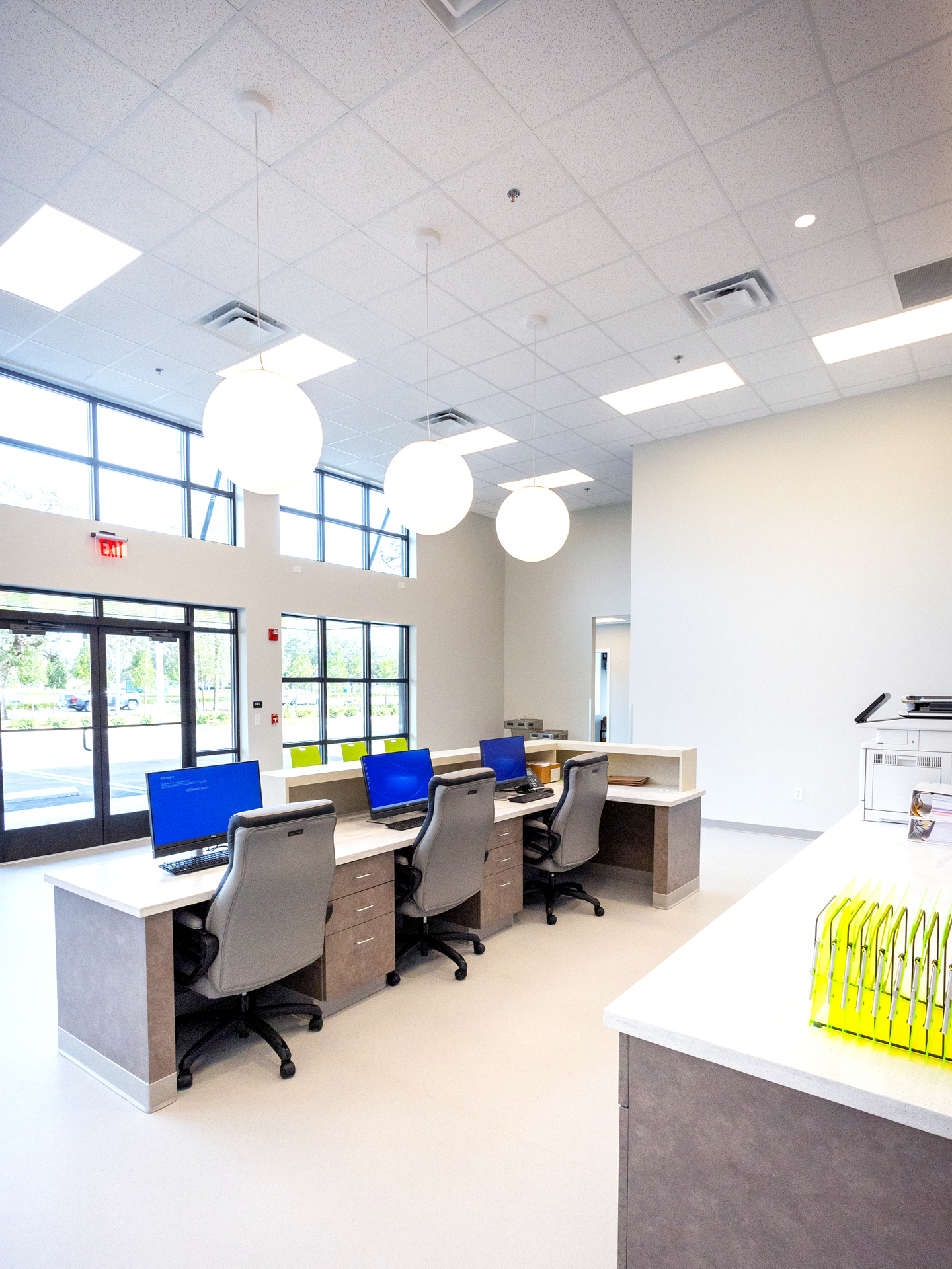 Vertical interior lobby of Oviedo Veterinary Emergency Clinic